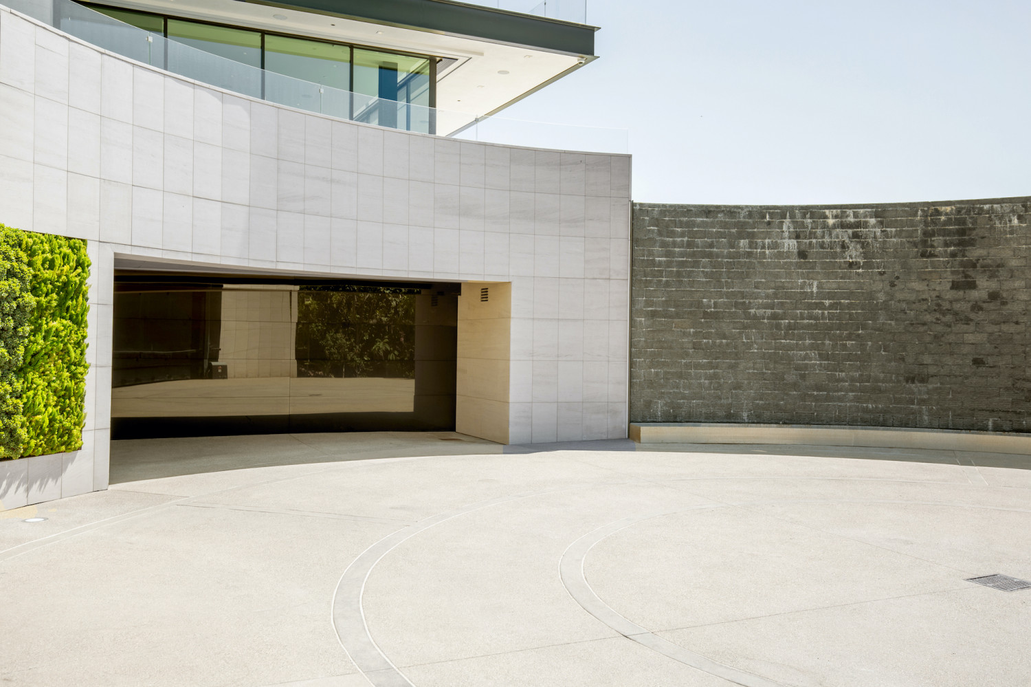 Private motor court providing discreet guest arrival at a contemporary Los Angeles estate.