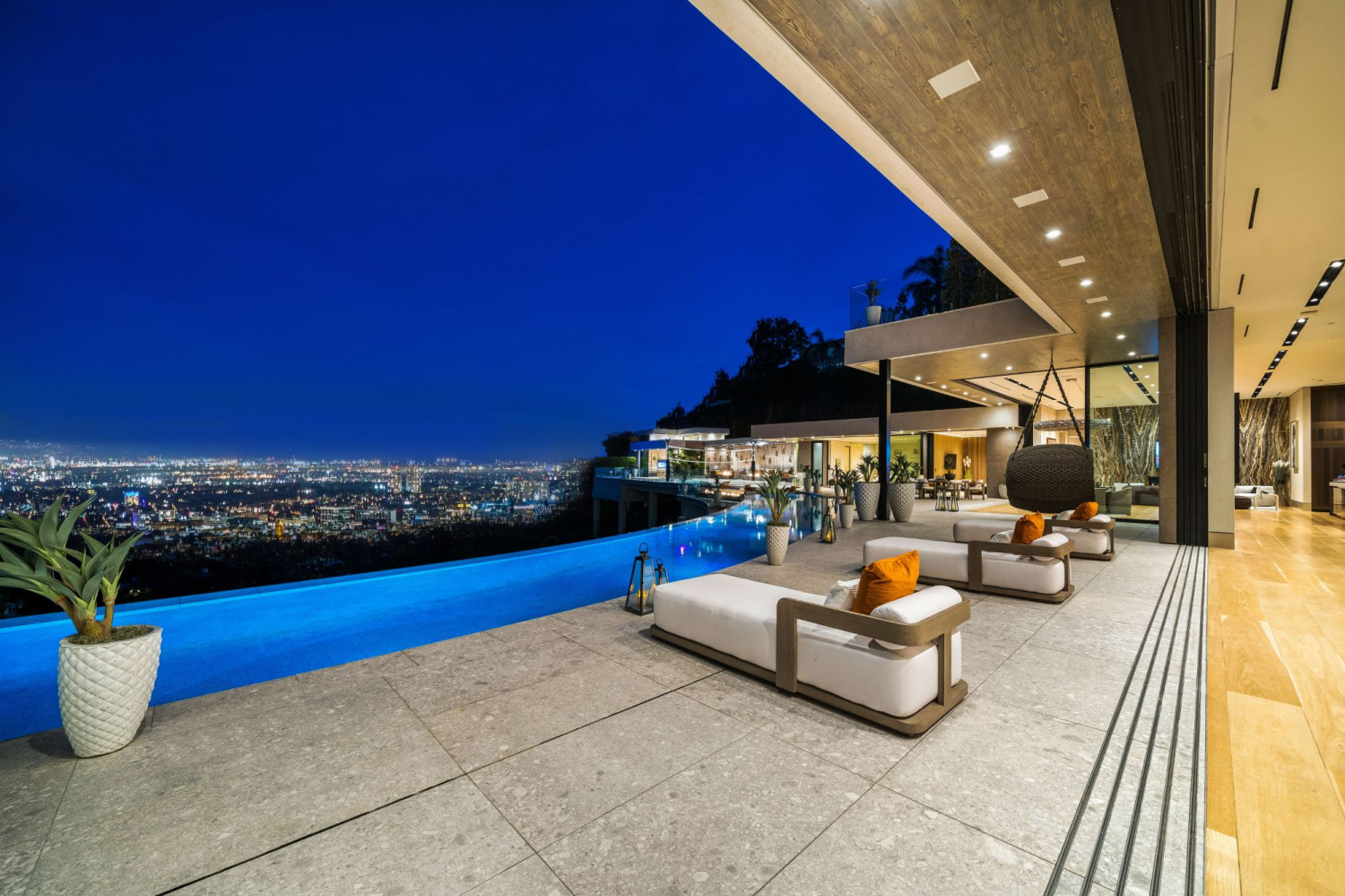 Modern Los Angeles estate with infinity pool and panoramic skyline views at sunset