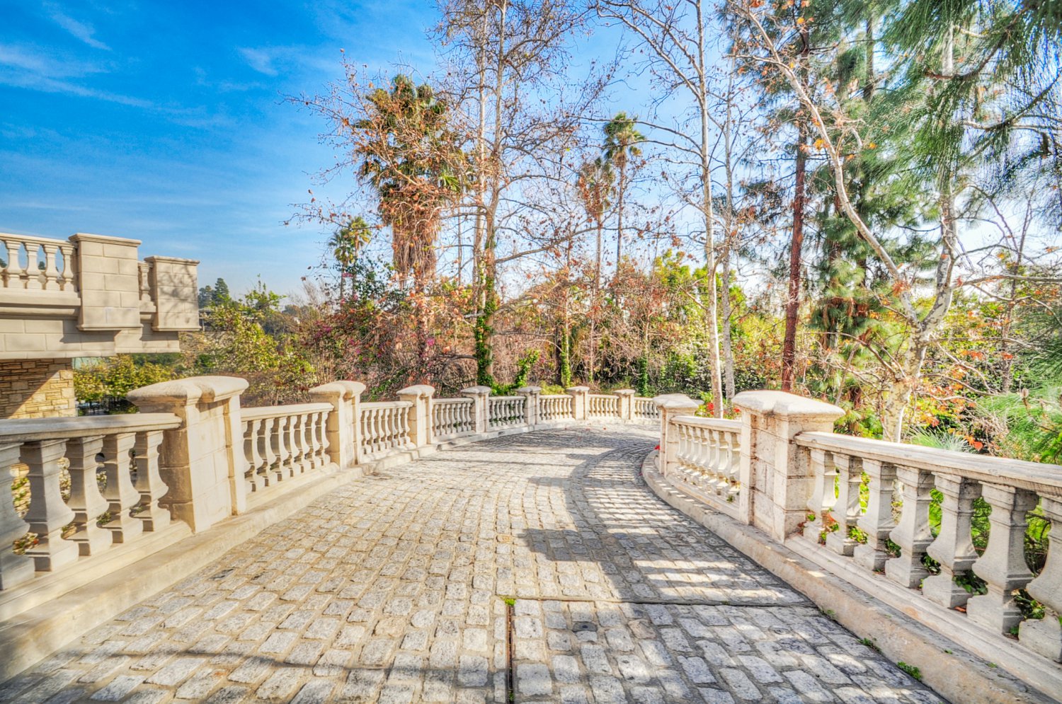 Elegant cobblestone motor court leading to a luxury Beverly Hills estate rental | D645-BH