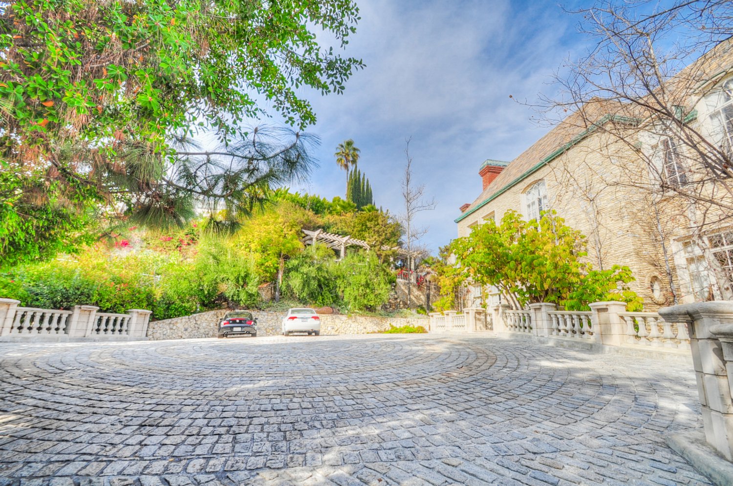 Elegant cobblestone motor court leading to a luxury Beverly Hills estate rental | D645-BH