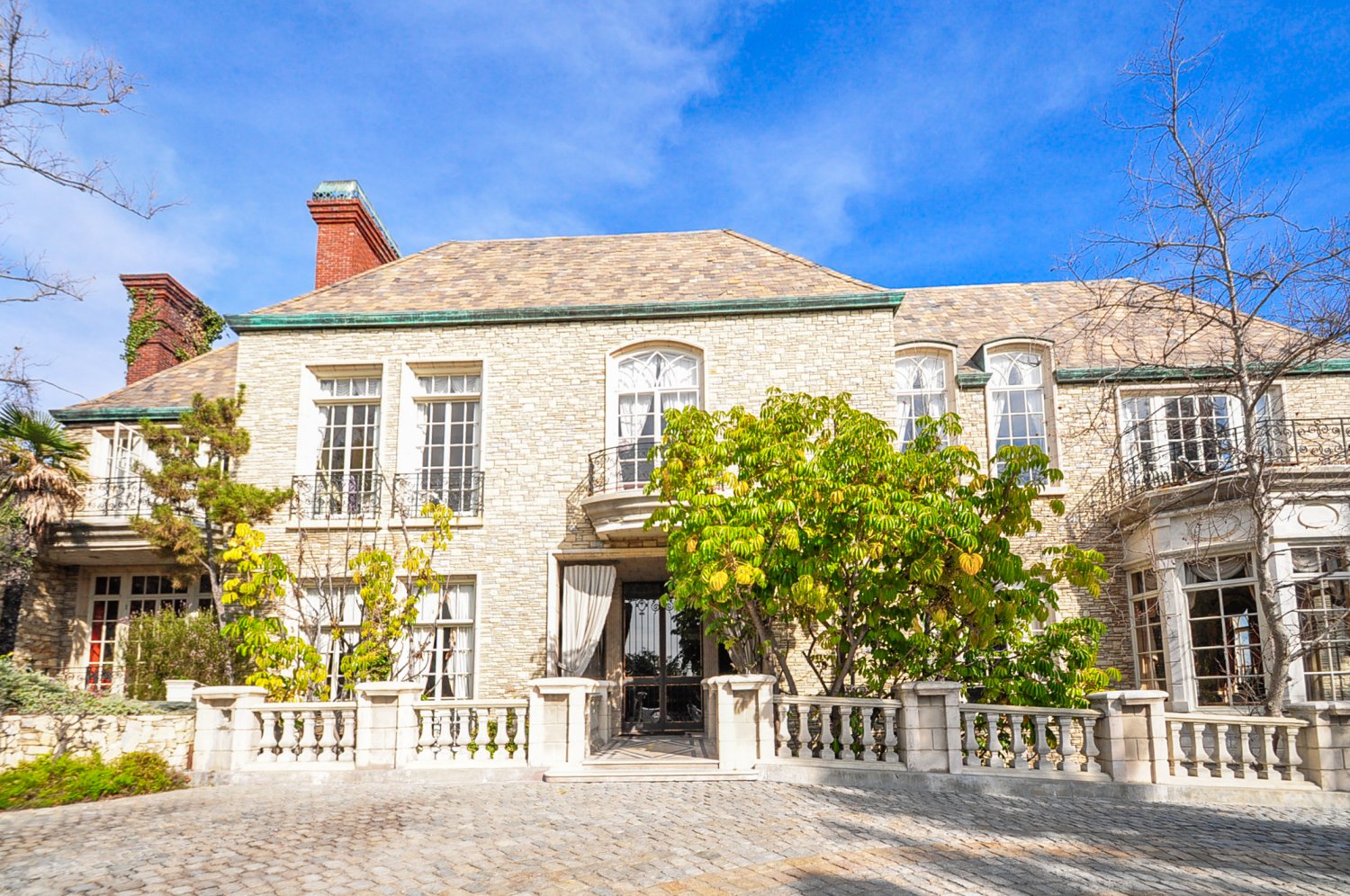 Luxury Beverly Hills Estate Rental with Grand European Architecture | D645-BH