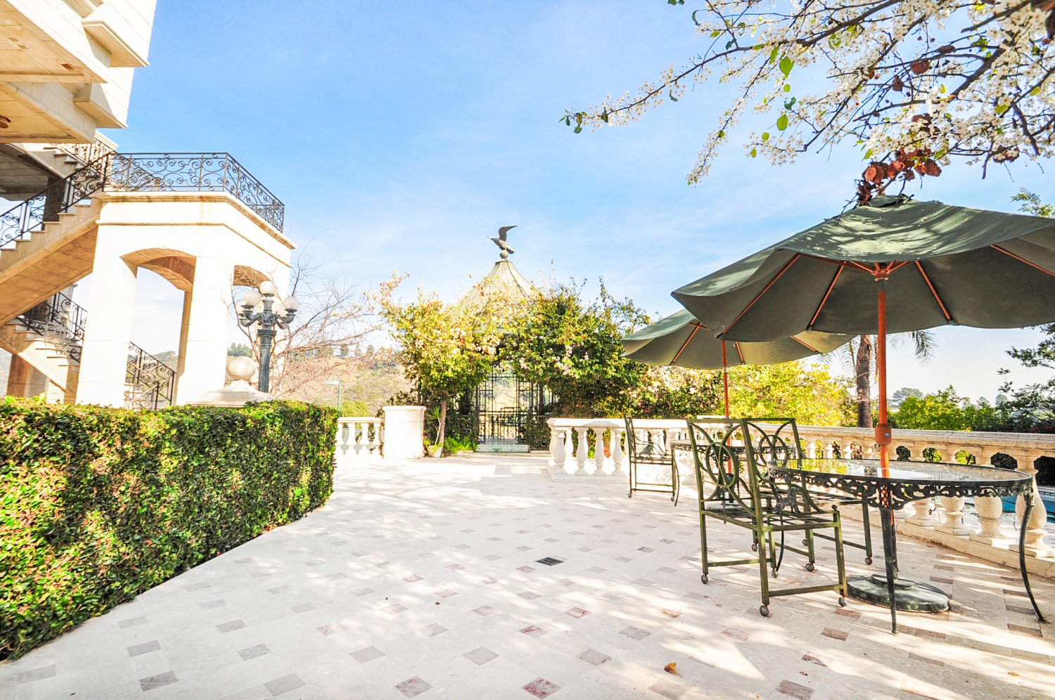 Luxury Outdoor Entertaining Space at Beverly Hills Estate